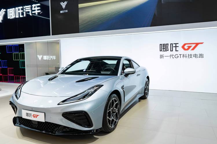 重庆257哪吒汽车在智能汽车领域的表现，领途汽车在新能源汽车市场中的影响力